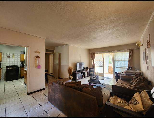 2 BEDROOM FLAT FOR SALE IN THREE RIVERS PROPER